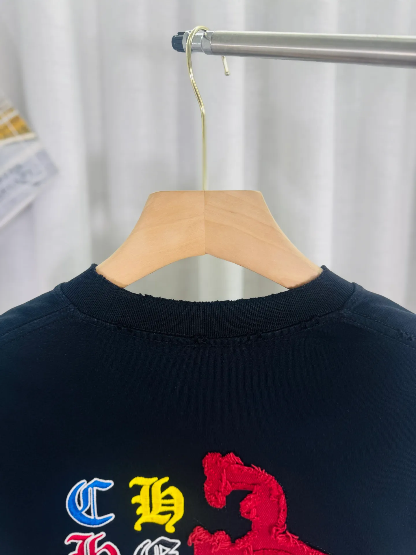 P250 ch high version Chrome Hearts 2025 new autumn and winter cross patch washed spray horse slip long-sleeved T-shirt, fabric: 26 double yarns, 320 grams weight, patch embroidery, heavy wash Printing process: patch embroidery, intercolor spray horse slip process Color: black Size: S M L XL Style number: 5183